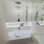 Апартаменты Whitebeeapartament *